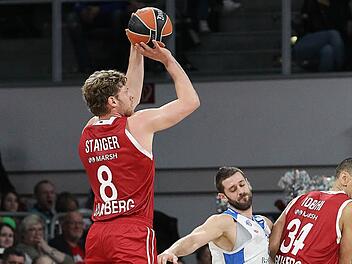 Lucca Staiger (beim Wurf) und Yassin Idbihi (r.) erhielten im bedeutungslosen Spiel gegen Sassari mehr Einsatzzeit als üblich. Foto: sportpress