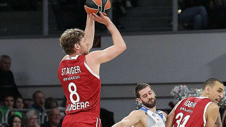 Lucca Staiger (beim Wurf) und Yassin Idbihi (r.) erhielten im bedeutungslosen Spiel gegen Sassari mehr Einsatzzeit als üblich. Foto: sportpress