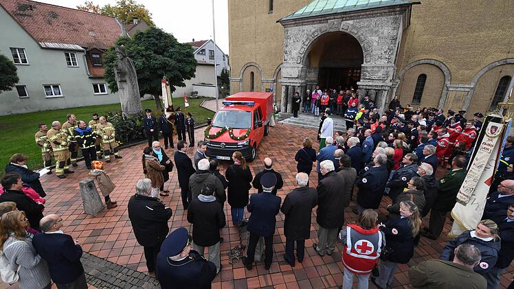 Girlandengeschmückt: das neue Versorgungsfahrzeug der Feuerwehr Bamberg Foto: Ronald Rinklef