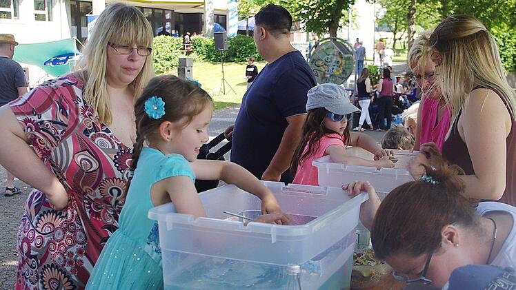 Lachen - spielen - mitmachen: Jung und Junggeblieben hatten Riesen-Spa&szlig; bei den vielen lustigen Spiel- und Bastelangeboten sowie Mitmachaktionen.