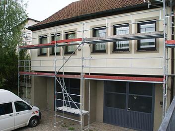Nachdem das Rathaus Rauhenebrach in Untersteinbach im Rahmen des Förderprogramms KIP energetisch saniert worden ist, folgt jetzt der Umbau des Verwaltungstraktes links des Eingangs.  sw