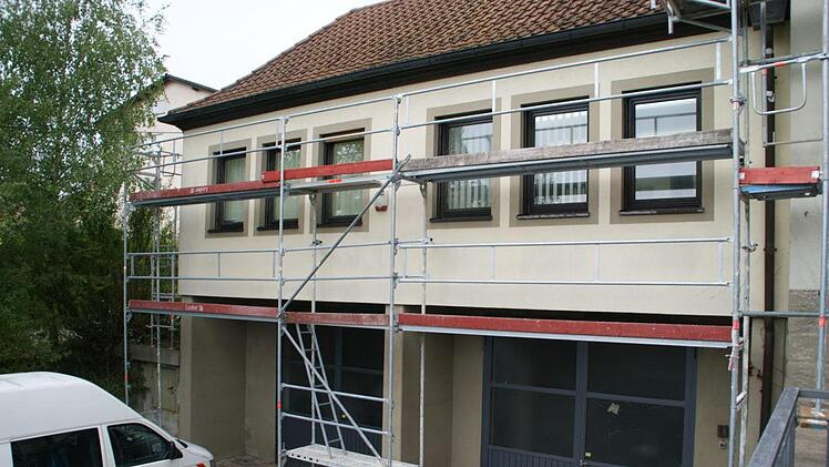 Nachdem das Rathaus Rauhenebrach in Untersteinbach im Rahmen des Förderprogramms KIP energetisch saniert worden ist, folgt jetzt der Umbau des Verwaltungstraktes links des Eingangs.  sw