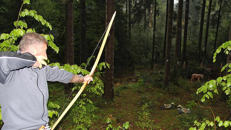 Steffen G&ouml;tz &uuml;bt sich im Bogenschie&szlig;en. Foto: Alexandra Kemnitzer