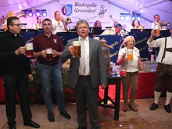 Ein Prosit auf die Kerwa (von links): Pfarrvikar Dominik Syga, 2. Bürgermeister Markus Franke, Bürgermeister Norbert Walter, 3. Bürgermeisterin Renate Engelhardt und Vorsitzender Raimund Kratz.  Fotos: Johanna Blum
