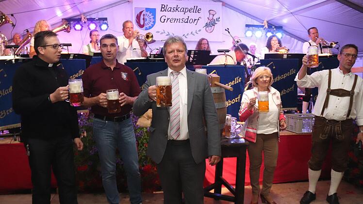 Ein Prosit auf die Kerwa (von links): Pfarrvikar Dominik Syga, 2. Bürgermeister Markus Franke, Bürgermeister Norbert Walter, 3. Bürgermeisterin Renate Engelhardt und Vorsitzender Raimund Kratz.  Fotos: Johanna Blum