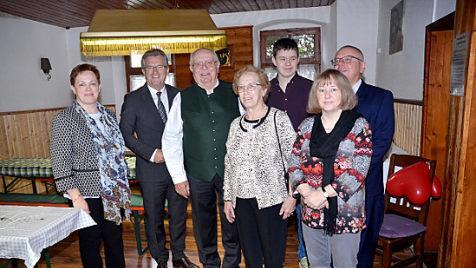 Leonhard K&uuml;rzinger (Dritter von links) feierte 80. Geburtstag. Mit im Bild Ehefrau Klothilde (Mitte), B&uuml;rgermeister Rainer Detsch (Zweiter von links) sowie Angeh&ouml;rige.  Foto: K.- H. Hofmann