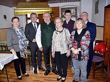 Leonhard Kürzinger (Dritter von links) feierte 80. Geburtstag. Mit im Bild Ehefrau Klothilde (Mitte), Bürgermeister Rainer Detsch (Zweiter von links) sowie Angehörige.  Foto: K.- H. Hofmann