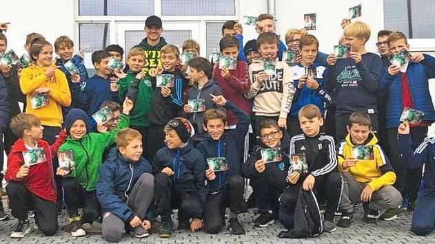 Die Kulmbacher Gymnasiasten auf dem Trainingsgel&auml;nde des FC Augsburg Fotos: Michael Kern
