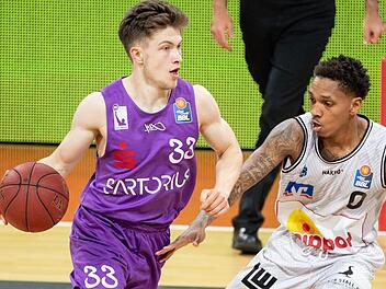 Bennet Hundt (links) trumpfte beim Bundesliga-Finalturnier in München gegen  Crailsheim im Göttinger Trikto mit 30 Punkten auf.  Foto: Matthias Balk/dpa-Pool/