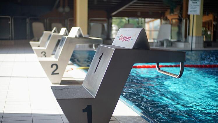 Keine gro&szlig;en Spr&uuml;nge erlaubt: Die Hallenb&auml;der im Landkreis halten sich an die Regeln des Staats und versuchen, sie auf die &ouml;rtlichen Gegebenheiten anzupassen. Fotos: Bastian S&uuml;nkel