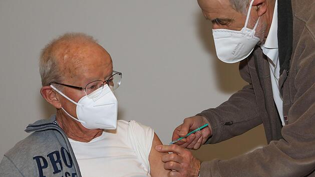 Dr. Joachim M&ouml;rsdorf (rechts), &auml;rztlicher Leiter des Forchheimer Impfzentrums, verabreicht einem Landkreisb&uuml;rger eine Spritze mit dem Impfstoff gegen das Coronavirus. Foto: Barbara Herbst