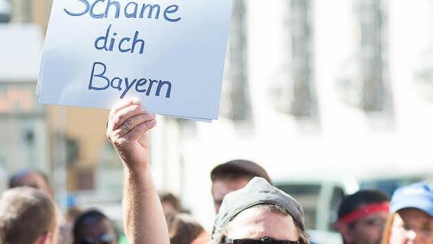 Flüchtlinge protestieren mit einem Marsch von Würzburg nach Berlin gegen die deutsche Asylpolitik. Foto: Tobias Köpplinger