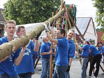 Hier war Muskelkraft gefragt: Rund 20 Männer stellten am Samstag den Kirchweihbaum auf.  Fotos: Sonja Werner