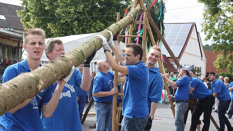 Hier war Muskelkraft gefragt: Rund 20 Männer stellten am Samstag den Kirchweihbaum auf.  Fotos: Sonja Werner