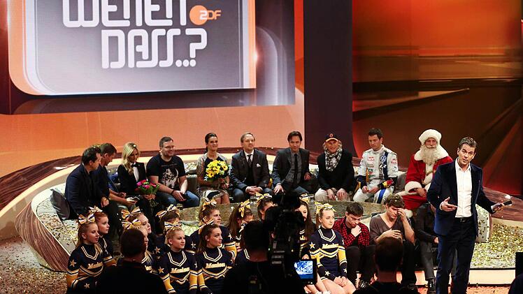 Moderator Markus Lanz (r) steht am 13.12.2014 während der 215. ZDF-Show "Wetten, dass..?" in Nürnberg (Bayern) mit seinen Gästen und den Wettkandidaten auf der Bühne. Der Showklassiker wird nach fast 34 Jahren eingestellt. Foto: David Ebener/dpa