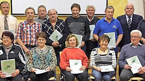 Sie wurden bei der Jahresversammlung der DJK Weingarts für 40 und 50 Jahre Treue geehrt.  Foto: Franz Galster