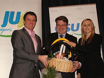 CSU-Kreisvorsitzender Steffen Vogel (links) und CSU-Ortsvorsitzende Stefanie Hümpfner (rechts) überreichten Justizminister Winfried Bausback einen Geschenkkorb mit heimischen Produkten. Foto: Günther Geiling