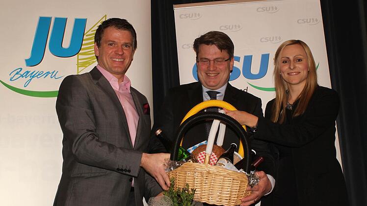 CSU-Kreisvorsitzender Steffen Vogel (links) und CSU-Ortsvorsitzende Stefanie Hümpfner (rechts) überreichten Justizminister Winfried Bausback einen Geschenkkorb mit heimischen Produkten. Foto: Günther Geiling