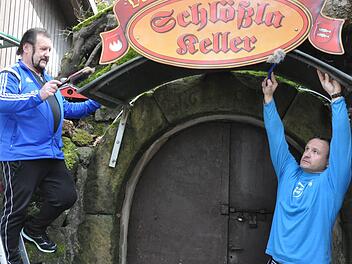 Mit Handbesen bewaffnet bringen "Seppa" Kestler (l.) und Sohn Thomas den Eingang des Sandstein-Kellers im Forchheimer Kellerwald in Schuss, damit das Bier bald wieder fließt.  Foto: Leo Hühnlein