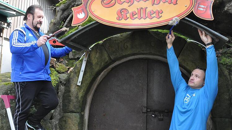 Mit Handbesen bewaffnet bringen "Seppa" Kestler (l.) und Sohn Thomas den Eingang des Sandstein-Kellers im Forchheimer Kellerwald in Schuss, damit das Bier bald wieder fließt.  Foto: Leo Hühnlein