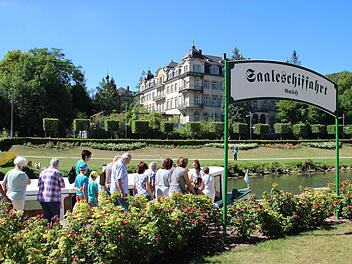 Strahlend blauer Himmel, aber nicht zu heiß: Das ist das ideale Ausflugswetter für das Bad Kissinger Dampferle. Am Dienstag passte die Mischung, wie man sieht. Foto: Heike Beudert