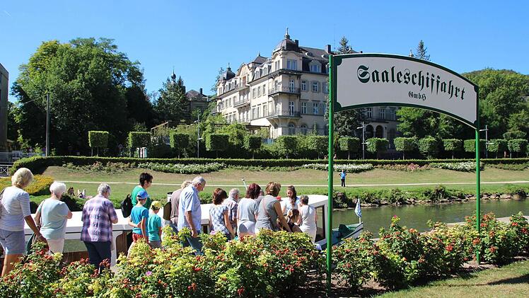 Strahlend blauer Himmel, aber nicht zu heiß: Das ist das ideale Ausflugswetter für das Bad Kissinger Dampferle. Am Dienstag passte die Mischung, wie man sieht. Foto: Heike Beudert