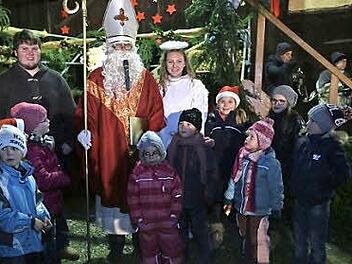 Die Kinder umlagerten den Nikolaus.  Foto: Franz Galster