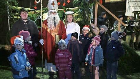 Die Kinder umlagerten den Nikolaus.  Foto: Franz Galster