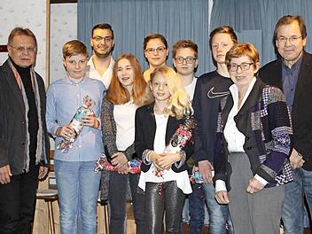 Diese Sportler haben den Schwimmverein bis hin zur Weltmeisterschaft vertreten. Mit im Bild Bürgermeister Wolfgang Beiergrößlein (links), 2. Vorsitzender Michael Löffler (3. von links) und Vorsitzende Eva-Maria von Nordheim (vorne rechts).  Fotos: Michael Wunder