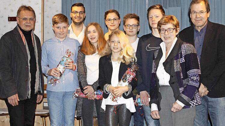 Diese Sportler haben den Schwimmverein bis hin zur Weltmeisterschaft vertreten. Mit im Bild Bürgermeister Wolfgang Beiergrößlein (links), 2. Vorsitzender Michael Löffler (3. von links) und Vorsitzende Eva-Maria von Nordheim (vorne rechts).  Fotos: Michael Wunder