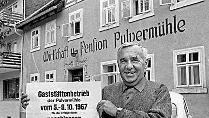 Der Vorsitzende der Gruppe 47, Hans Werner Richter, steht vor der Pulvermühle in Waischenfeld (u.).Foto: dpa