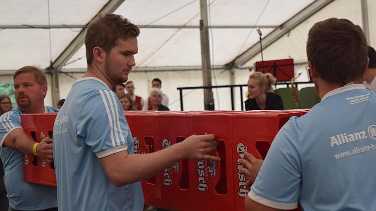 Die Einberger Mannschaft benötigt eine Menge Kraft, um die lange Reihe an Bierkästen nach oben zu stapeln. Foto: Daniela Pondelicek