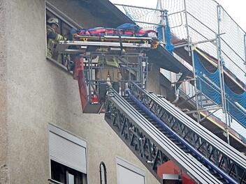 Mithilfe der Drehleiter wurde eine Person, die &uuml;ber den Rettungsdienst behandelt werden musste, aus ihrer Wohnung und dann in den Krankenwagen gebracht. Die Wehr man&ouml;vrierte in der engen Altstadt. Foto: FFW