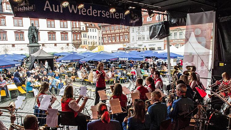 Der Musikverein Stadt Rödental unterhielt die Gäste des Coburger Klößmarkts nach dem Mittagessen am Samstag. Foto: Jochen Berger