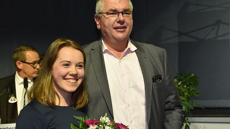 Blumen f&uuml;r die Dame: Amelie Brehm war eine der besten neun Absolventinnen - hier mit Michael M&ouml;schel. Foto: Uschi Prawitz