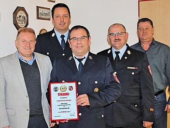 Bei der Hauptversammlung des Feuerwehrvereins Volkershausen: Bürgermeister  Matthias Klement, der Vereinsvorsitzende Lukas Frank, der für 40-jährige  Mitgliedschaft geehrte Horst Roth, Kreisbrandmeister Holger Ulrich und  Marktgemeinderat Volker Röder. Dieter Britz