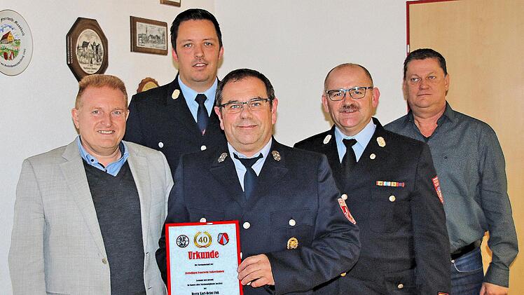 Bei der Hauptversammlung des Feuerwehrvereins Volkershausen: Bürgermeister  Matthias Klement, der Vereinsvorsitzende Lukas Frank, der für 40-jährige  Mitgliedschaft geehrte Horst Roth, Kreisbrandmeister Holger Ulrich und  Marktgemeinderat Volker Röder. Dieter Britz