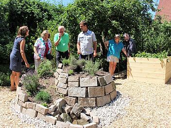 Schauen, riechen, schmecken - die Kräuter sind nicht nur im Kochtopf gut. Am neuen Hochbeet die Hausherren      Foto: Evi Seeger