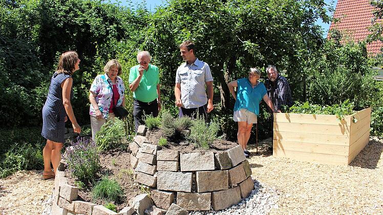 Schauen, riechen, schmecken - die Kräuter sind nicht nur im Kochtopf gut. Am neuen Hochbeet die Hausherren      Foto: Evi Seeger