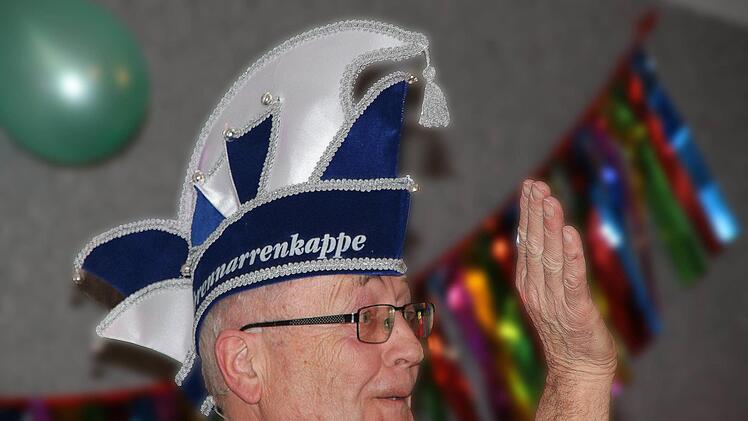 Erich Pretscher erhielt die Ehrennarrenkappe. Foto: Dieter Britz