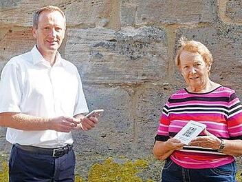Bürgermeister Michael Ziegler und Fremdenverkehrsvereinsvorsitzende Margret Cramer gaben den Startschuss für den neuen virtuellen Rundgang auf der Wallburg.  Foto: Daniel Purkert/Stadtverwaltung Eltmann