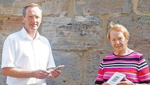 Bürgermeister Michael Ziegler und Fremdenverkehrsvereinsvorsitzende Margret Cramer gaben den Startschuss für den neuen virtuellen Rundgang auf der Wallburg.  Foto: Daniel Purkert/Stadtverwaltung Eltmann