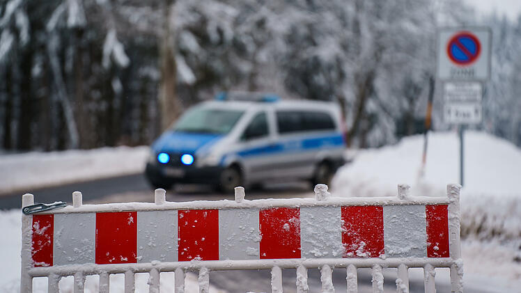Tagesausflüge in den Schnee: Polizei muss Straßen in Unterfranken sperren