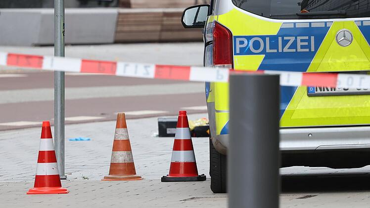 Polizei schießt auf belebter Einkaufstraße auf bewaffneten Mann