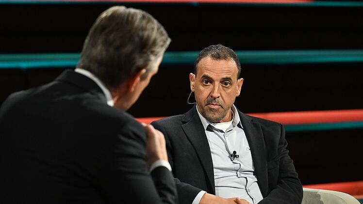 Eli Sharabi (rechts) sprach über seine Zeit in Geiselhaft.