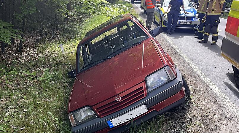 Kreis Kulmbach: Auto landet in Graben - Stra&szlig;e teilweise gesperrt