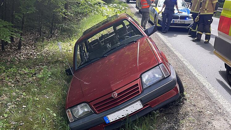 Kreis Kulmbach: Auto landet in Graben - Stra&szlig;e teilweise gesperrt