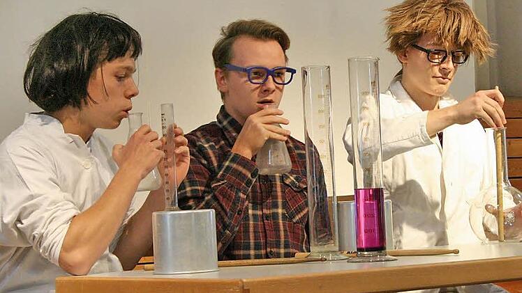Jens Korte, Lukas Schaub und Lukas Senft führen bei der Verleihungsfeier als etwas verrückte Chemiker "Laborklänge" vor.