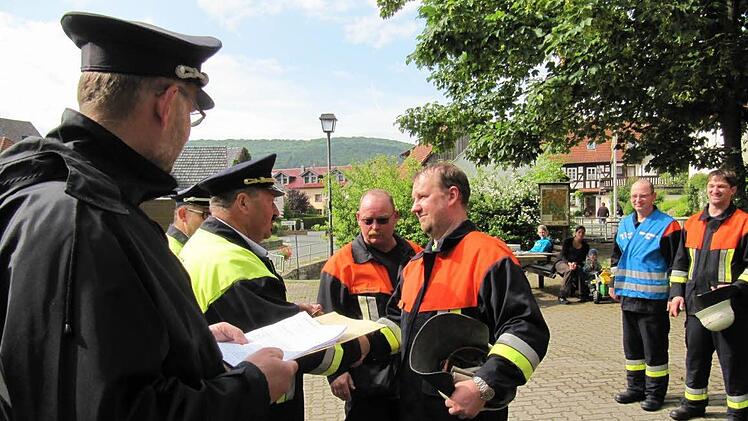 Kreisbrandinspektor Gerhard Elflein (2. von li) gratuliert Hubert Dinkel (3. von re) zu Gold-Rot