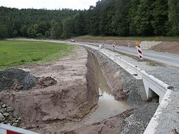 Bei der Bürgerversammlung in Unterschleichach fragten sich die Bürger, warum im Zuge der Amphibientunnel-Maßnahme nicht auch die Radwegeplanung berücksichtigt wurde. Angesichts der massiven Erdbewegungen und Verbreiterung des Straßenkörpers verstehen sie nicht, dass dagegen um den Radweg seit fast 25 Jahren gerungen wird. Foto: Sabine Weinbeer